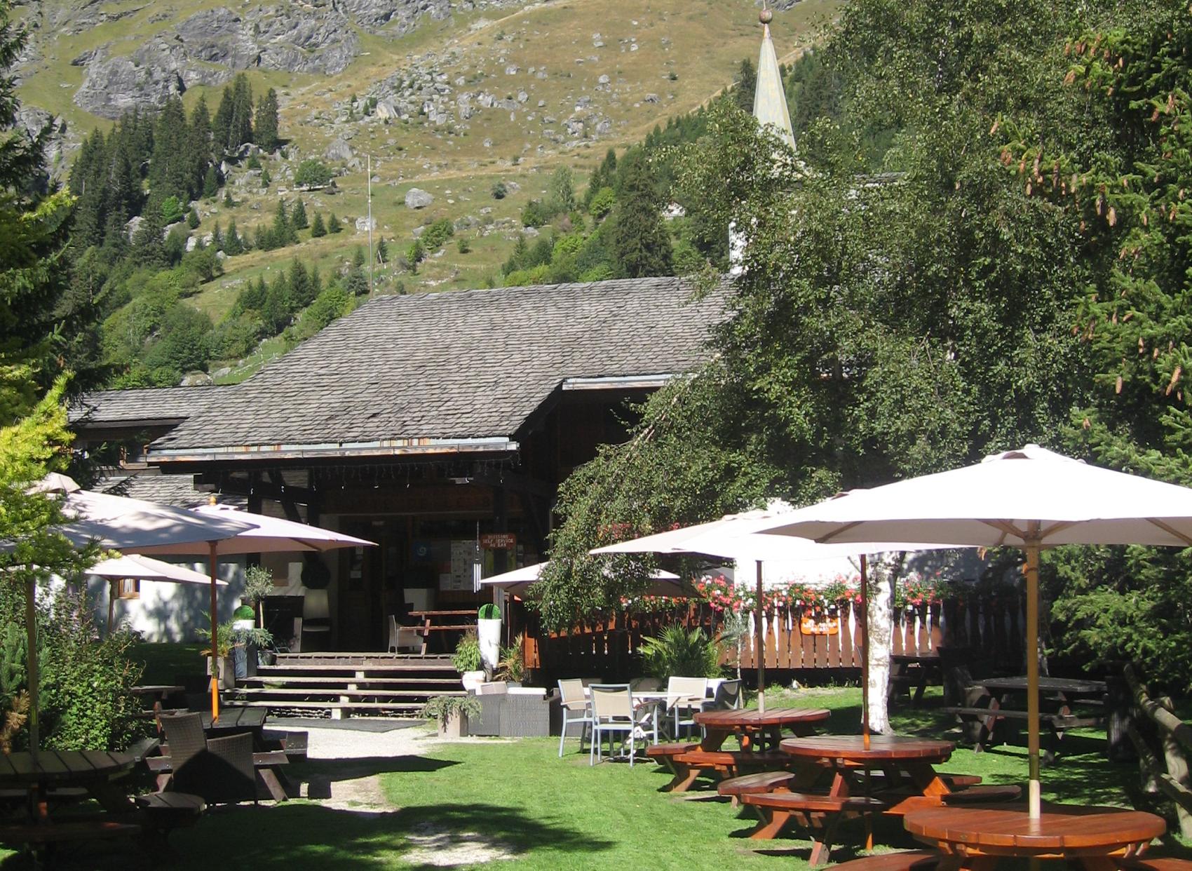 Terrasse au pieds des sommets