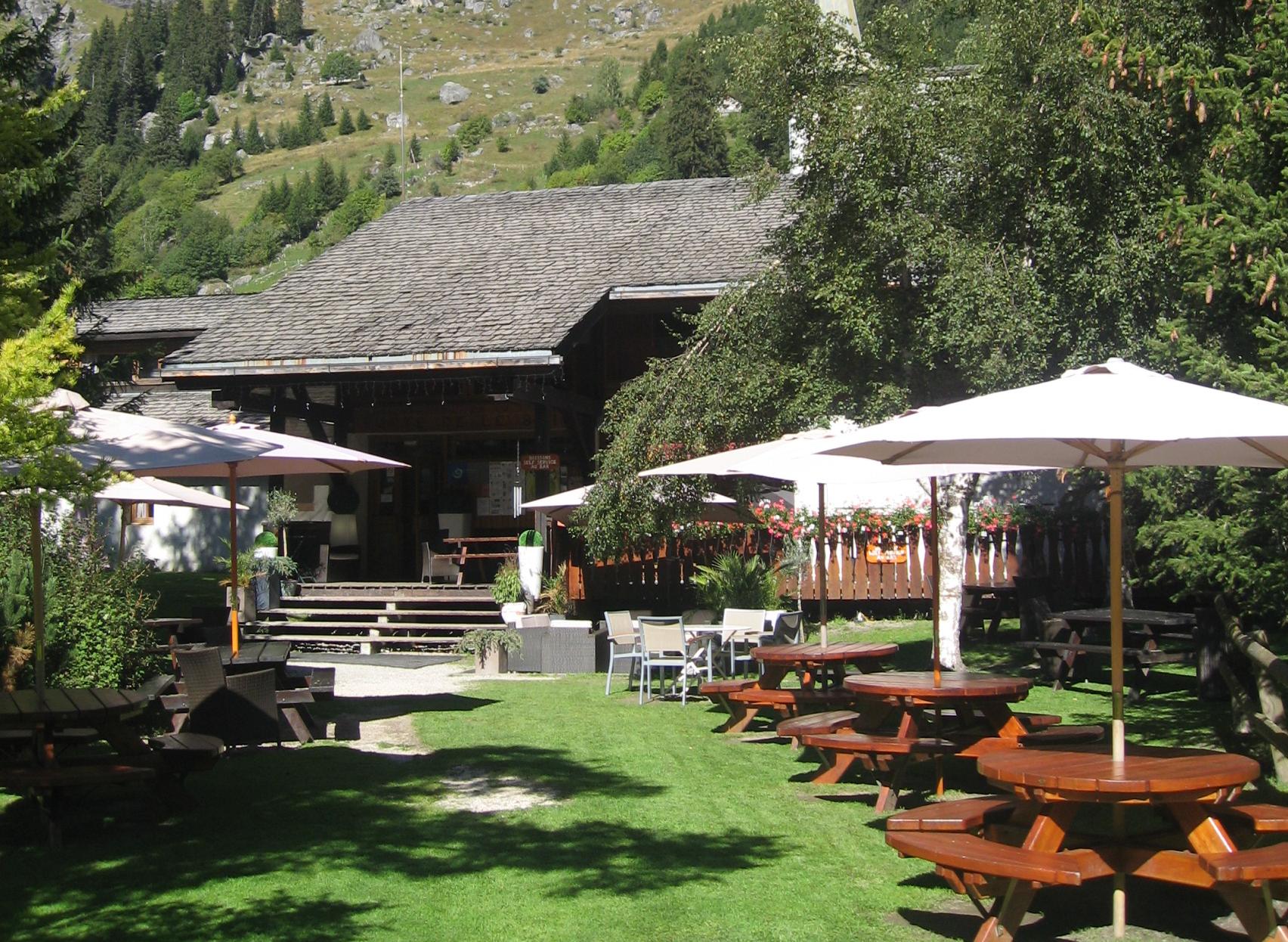 Terrasse au pieds des sommets